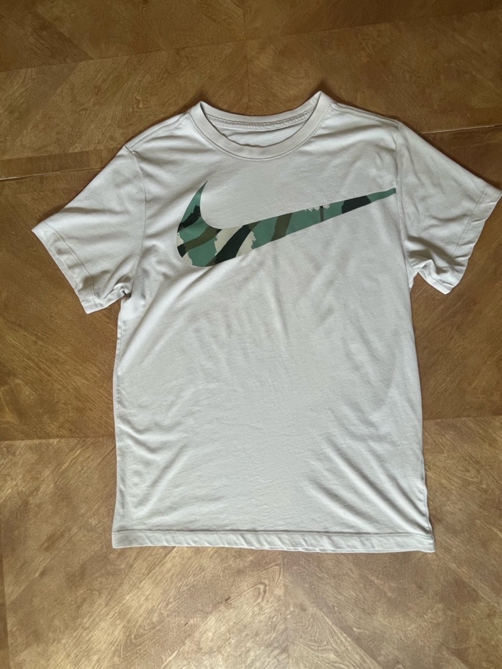 Nike The Nike Tee Dri-Fit Men’s Off-White Camo Swoosh Graphic T-Shirt / Small